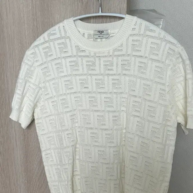 [BUNJANG] White Logo Pattern Knit Top / 화이트 반팔니트