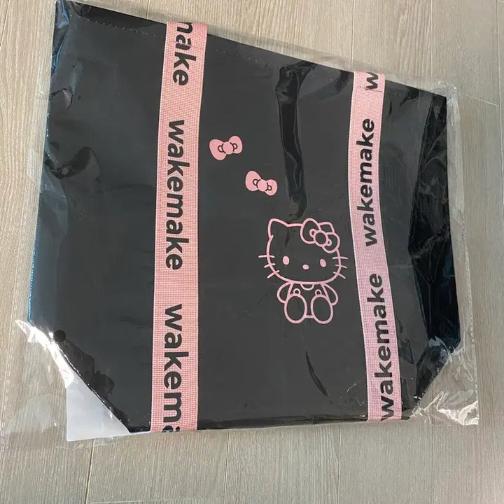 [BUNJANG] WAKE MAKE Hello Kitty Tarpaulin Bag / 미개봉 웨이크메이크 헬로 키티 타포린백 새상품