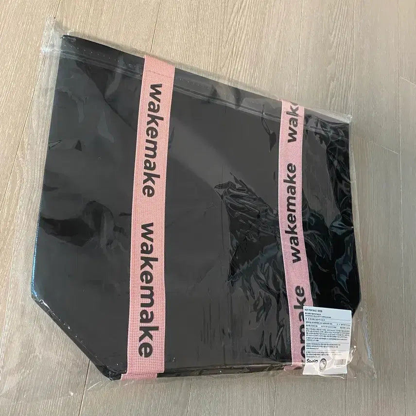 [BUNJANG] WAKE MAKE Hello Kitty Tarpaulin Bag / 미개봉 웨이크메이크 헬로 키티 타포린백 새상품