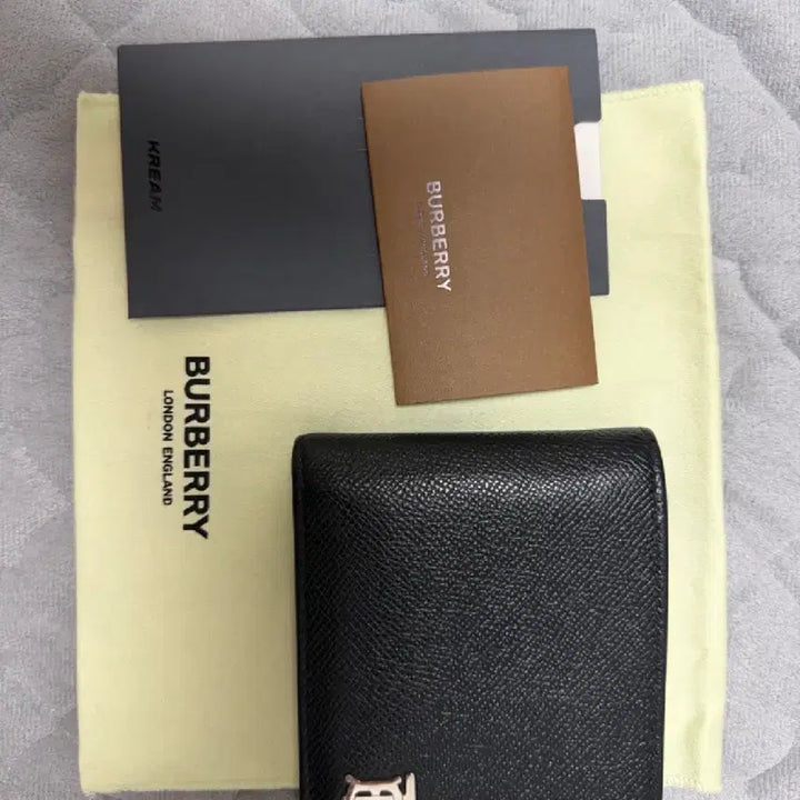 [SOLD OUT] 버버리 그레이니 레더 TB 반지갑 블랙
