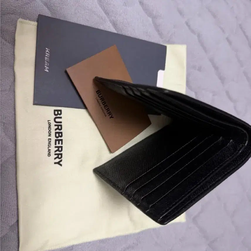 [SOLD OUT] 버버리 그레이니 레더 TB 반지갑 블랙
