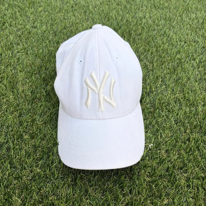 [BUNJANG] MLB New York Yankees White Ball Cap / MLB 뉴욕 양키스 화이트 볼캡