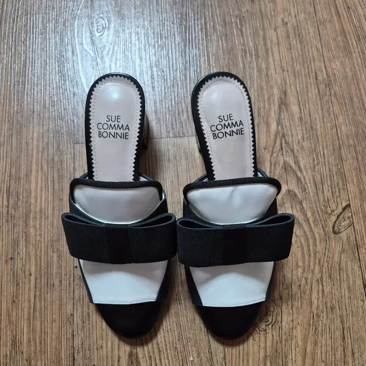 [SOLD OUT] 슈콤마보니 뮬 슬리퍼 (새것)