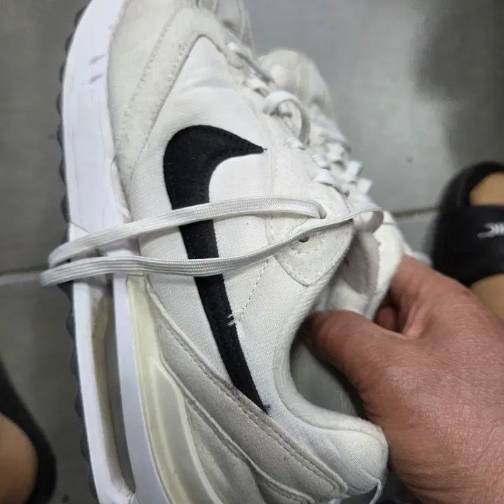 [BUNJANG] Nike Sneakers White Black Swoosh 240 / 나이키 운동화 화이트 블랙 스우시240