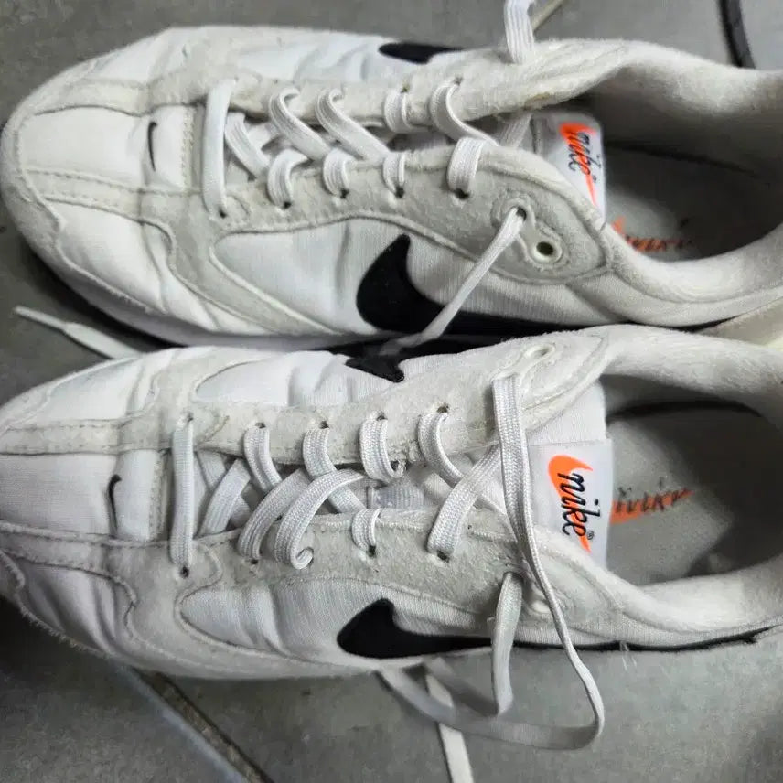 [BUNJANG] Nike Sneakers White Black Swoosh 240 / 나이키 운동화 화이트 블랙 스우시240