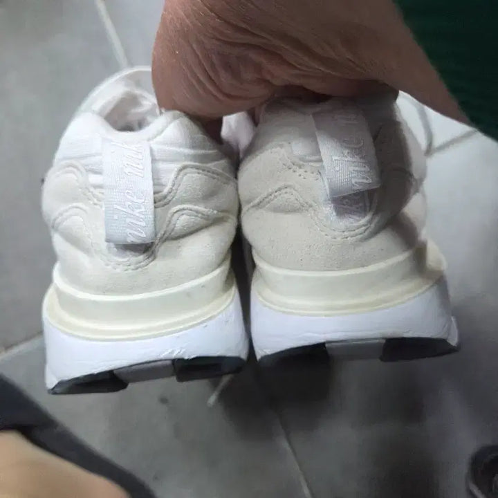 [BUNJANG] Nike Sneakers White Black Swoosh 240 / 나이키 운동화 화이트 블랙 스우시240