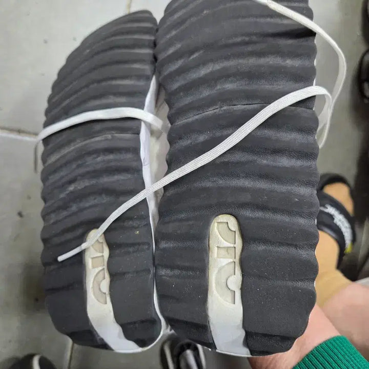 [BUNJANG] Nike Sneakers White Black Swoosh 240 / 나이키 운동화 화이트 블랙 스우시240