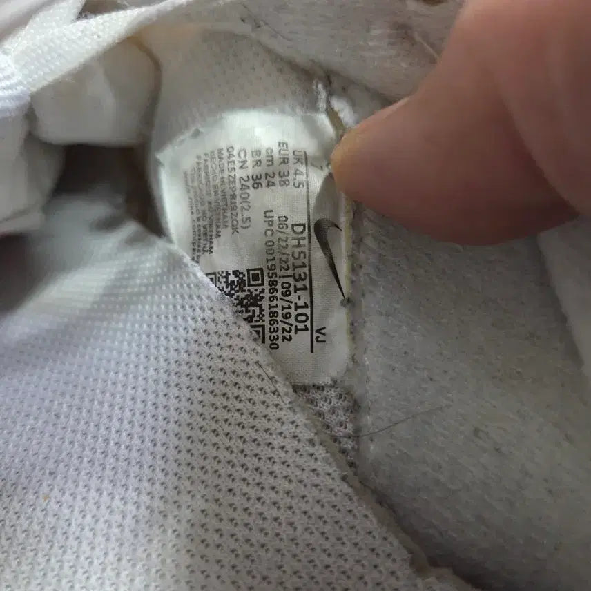 [BUNJANG] Nike Sneakers White Black Swoosh 240 / 나이키 운동화 화이트 블랙 스우시240