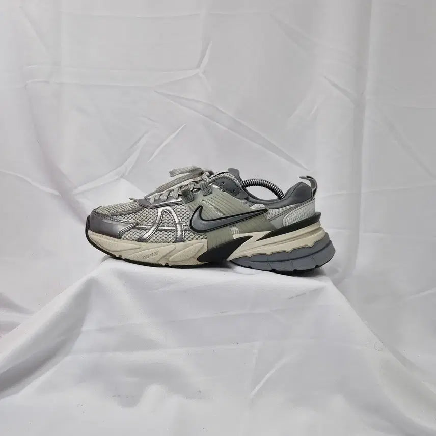 [BUNJANG] Nike V2K Run Pure Platinum Wolf Grey Sneakers / 빈티지하서 245 나이키 v2k 런 퓨어 플래티넘 울프 그레이