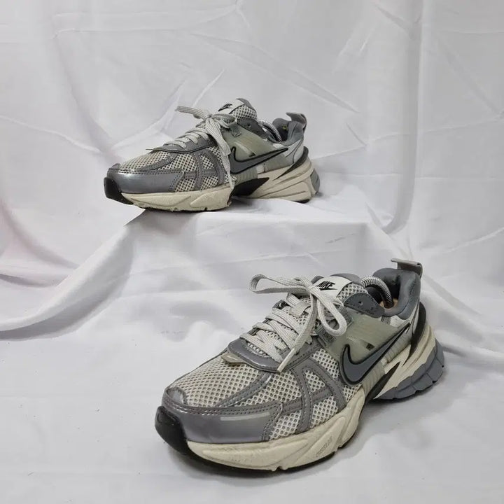 [BUNJANG] Nike V2K Run Pure Platinum Wolf Grey Sneakers / 빈티지하서 245 나이키 v2k 런 퓨어 플래티넘 울프 그레이