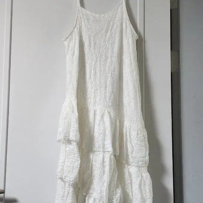 [BUNJANG] White Lace Ruffle Long Dress / 화이트 레이스 캉캉 사선 롱 원피스