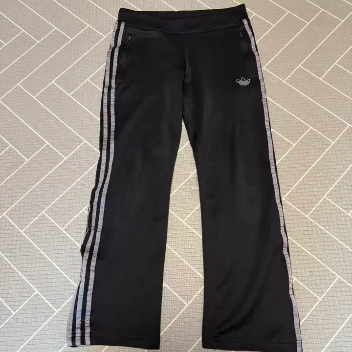 [BUNJANG] Adidas Logo Cubic Training Pants / 아디다스 로고 큐빅 트레이닝 팬츠 / 26~30인치
