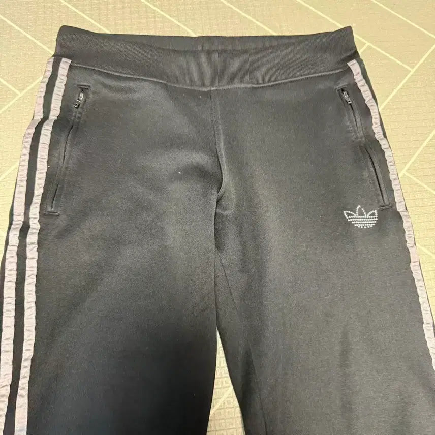 [BUNJANG] Adidas Logo Cubic Training Pants / 아디다스 로고 큐빅 트레이닝 팬츠 / 26~30인치