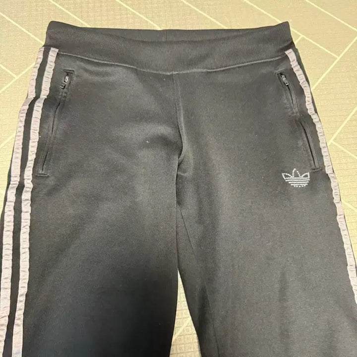 [BUNJANG] Adidas Logo Cubic Training Pants / 아디다스 로고 큐빅 트레이닝 팬츠 / 26~30인치