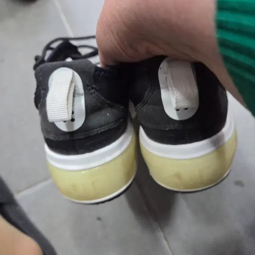 [BUNJANG] Nike Air Max Black and White Sneakers (235) / 나이키 에어맥스 검흰 운동화235