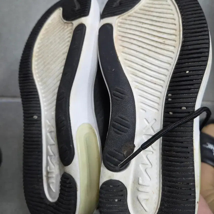 [BUNJANG] Nike Air Max Black and White Sneakers (235) / 나이키 에어맥스 검흰 운동화235