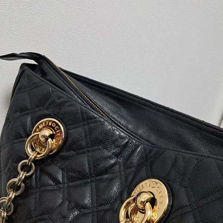 [BUNJANG] Metrocity Quilted Black Tote Bag / 메트로시티 퀼팅 블랙 토트백