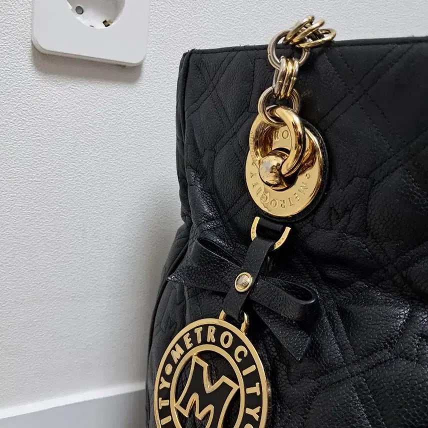 [BUNJANG] Metrocity Quilted Black Tote Bag / 메트로시티 퀼팅 블랙 토트백