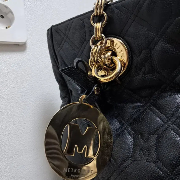 [BUNJANG] Metrocity Quilted Black Tote Bag / 메트로시티 퀼팅 블랙 토트백
