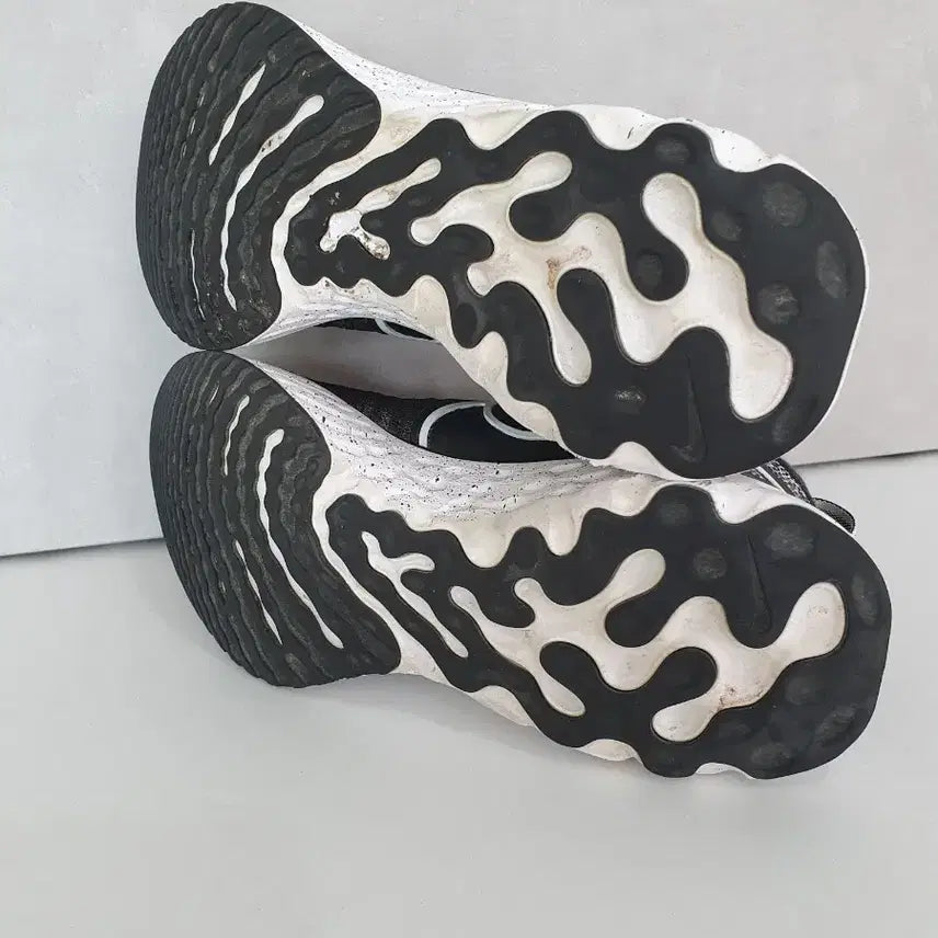 [BUNJANG] 나이키 리액트 인피니티 런 플라이니트 2 오레오 (240) / 나이키 리액트 인피니티 런 플라이니트 2 오레오 (240)
