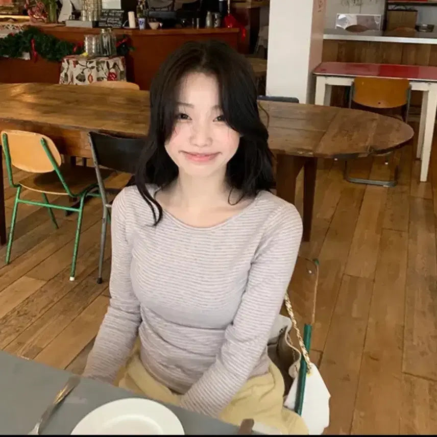 [SOLD OUT] 한번 입음) 에이블리 영앤리치 스위치 스트라이프 티셔츠