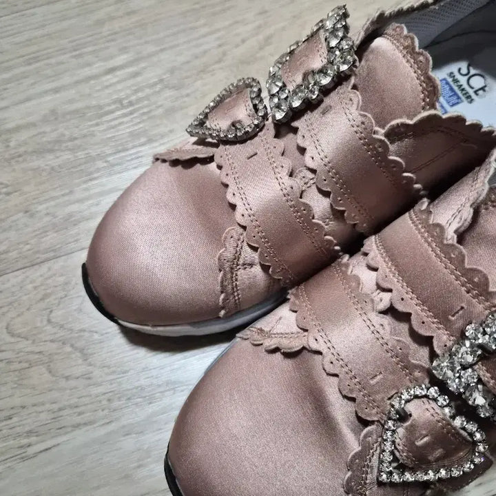 [SOLD OUT] 슈콤마보니 스니커즈235