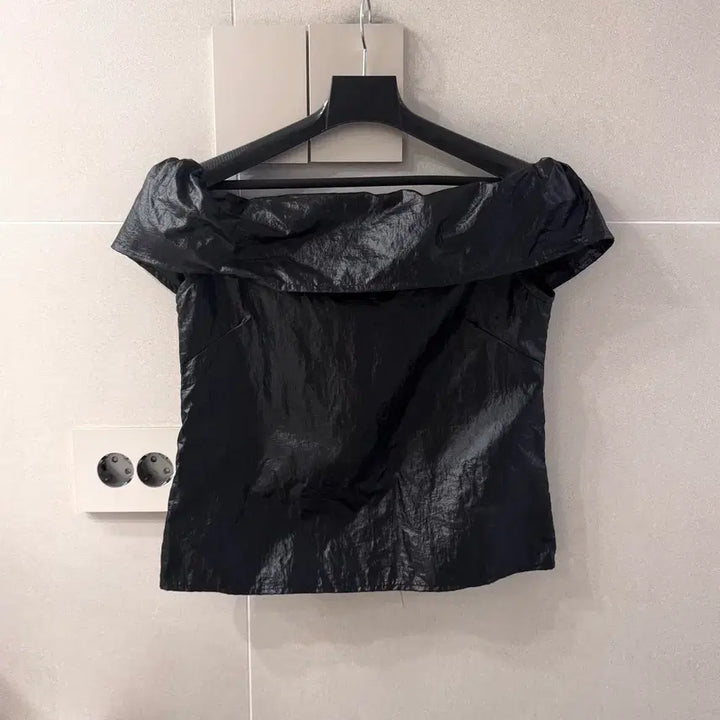 [BUNJANG] Black Off-the-Shoulder Blouse / 블랙 오프숄더 블라우스