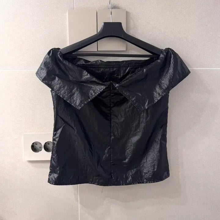 [BUNJANG] Black Off-the-Shoulder Blouse / 블랙 오프숄더 블라우스