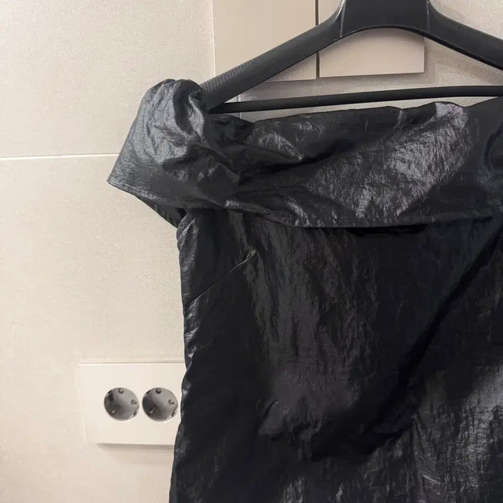 [BUNJANG] Black Off-the-Shoulder Blouse / 블랙 오프숄더 블라우스
