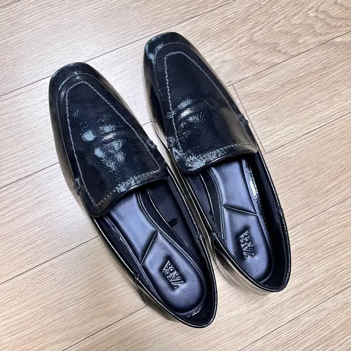 [BUNJANG] ZARA Black Enamel Loafer Flat Shoes / 자라 ZARA 블랙 에나멜 로퍼 플랫슈즈