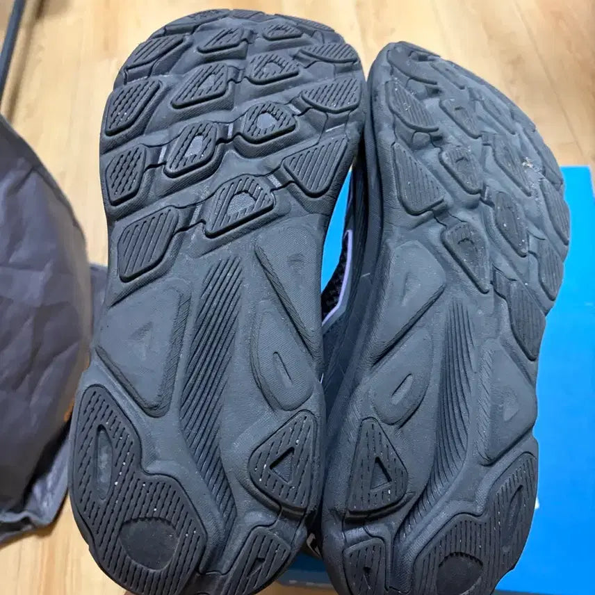 [BUNJANG] Hoka Clifton 9 Black Aster Flower Sneakers / 호카 클리프톤 원9 블랙 애스터 플라워 285