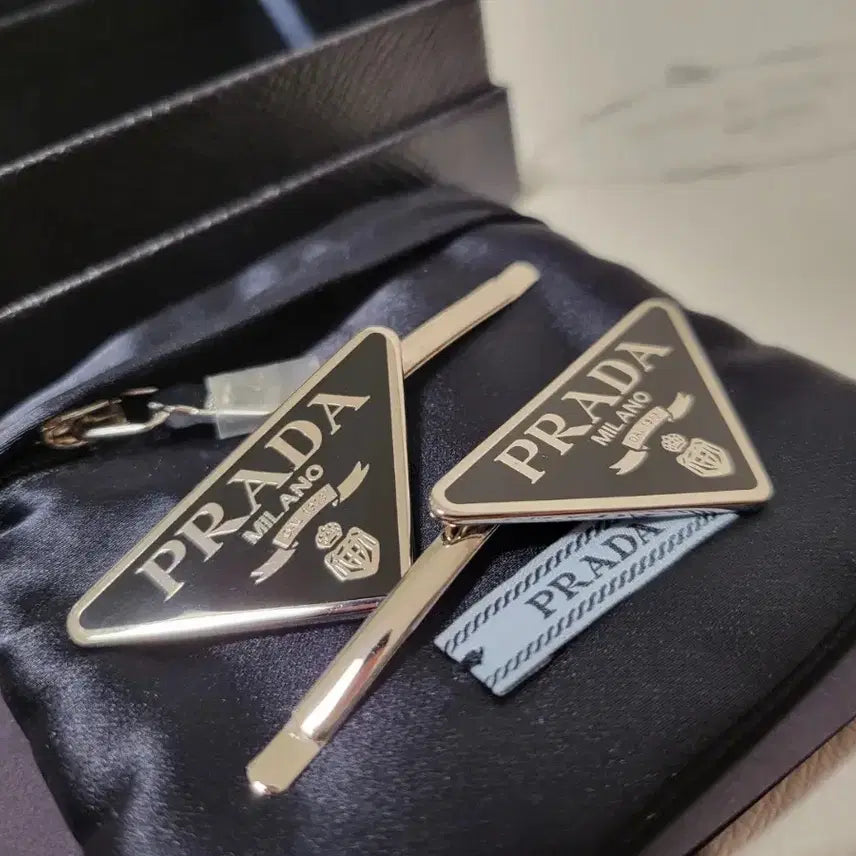 [BUNJANG] Prada Metal Triangle Logo Hairpin Set / (새상품급) 프라다 메탈 삼각 로고 헤어핀 세트