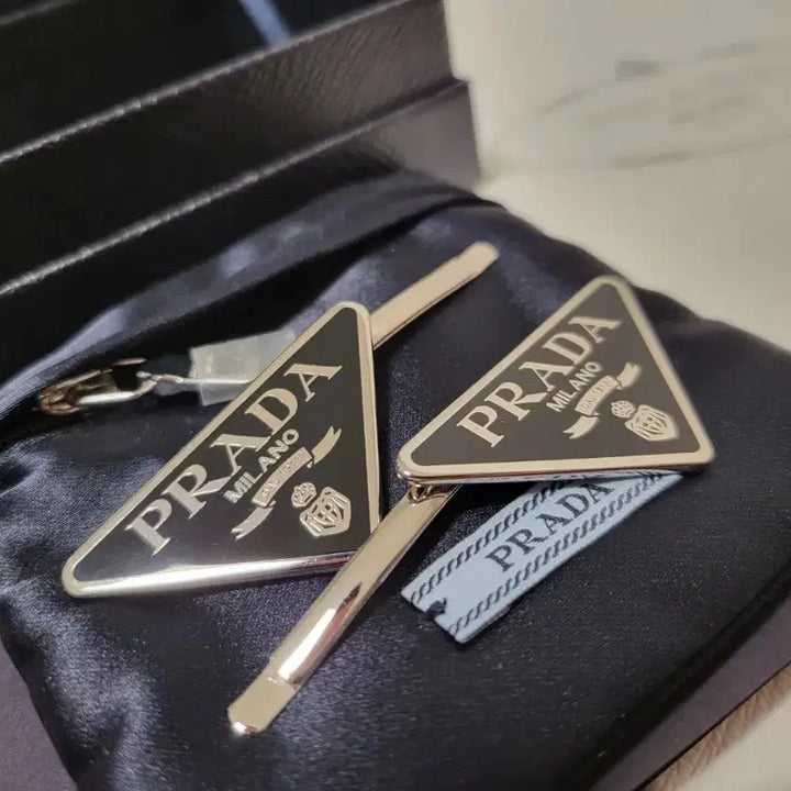 [BUNJANG] Prada Metal Triangle Logo Hairpin Set / (새상품급) 프라다 메탈 삼각 로고 헤어핀 세트