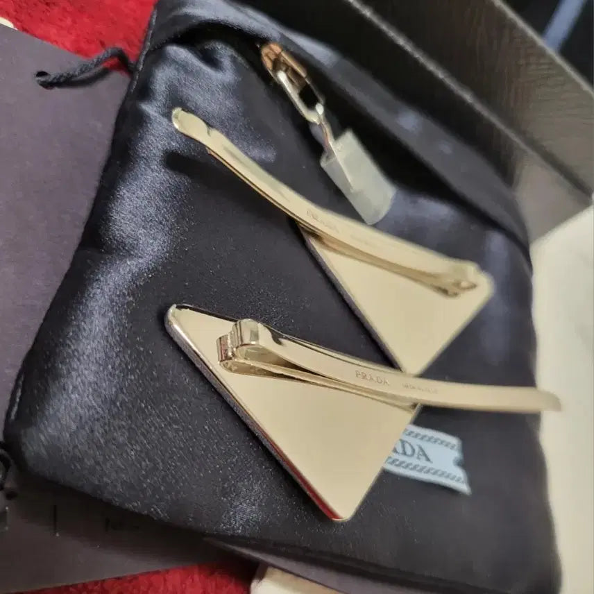 [BUNJANG] Prada Metal Triangle Logo Hairpin Set / (새상품급) 프라다 메탈 삼각 로고 헤어핀 세트