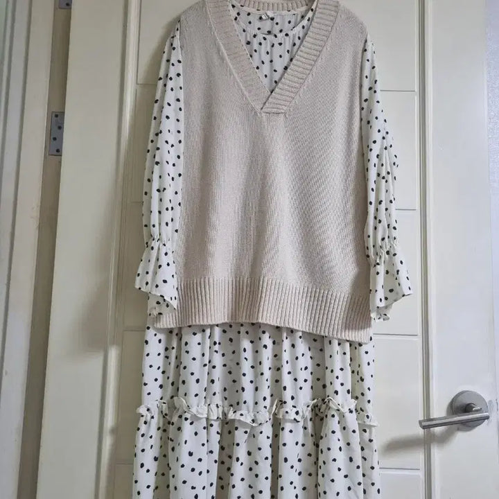 [BUNJANG] Beige Knit Vest &amp; Dot Long Dress Set / 니트조끼 도트 롱 원피스 세트