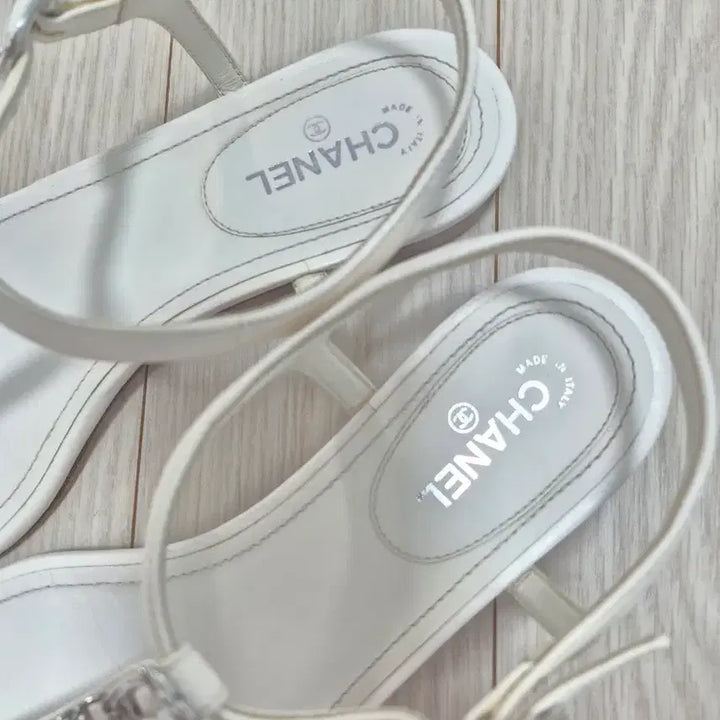 [BUNJANG] Chanel CC Logo Ivory Chain Sandals Size 36.5 / 샤넬 cc로고 아이보리 샌들