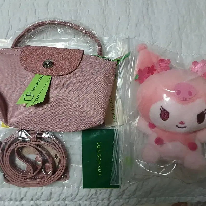 [BUNJANG] Longchamp Le Pliage Pink Crossbody Bag with Strap and Kuromi Cherry Blossom Edition Limited Edition Charm Set / 정품롱샴 르플리아쥬 핑크 + 스트랩 + 쿠로미벚꽃에디션한정판 인형 세트