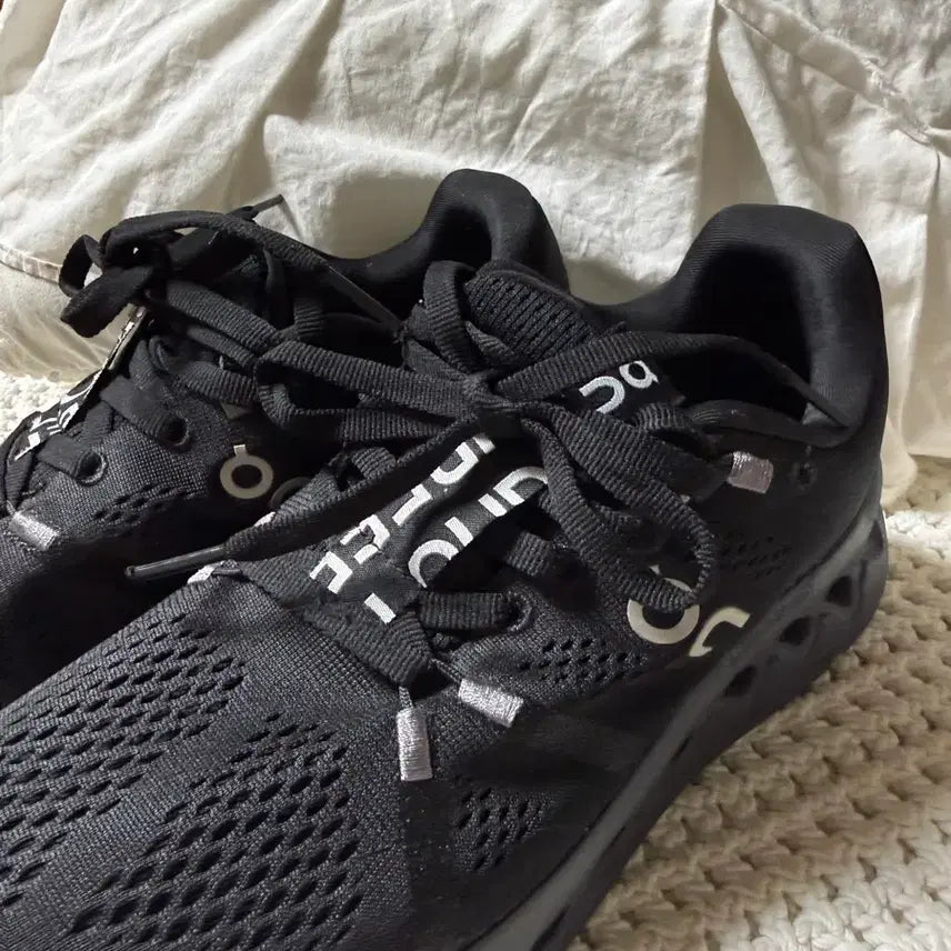 [BUNJANG] OnLearning Cloud Surfer Running Shoes - Black, 230 / 온러닝 클라우드 서퍼 러닝화 블랙 230