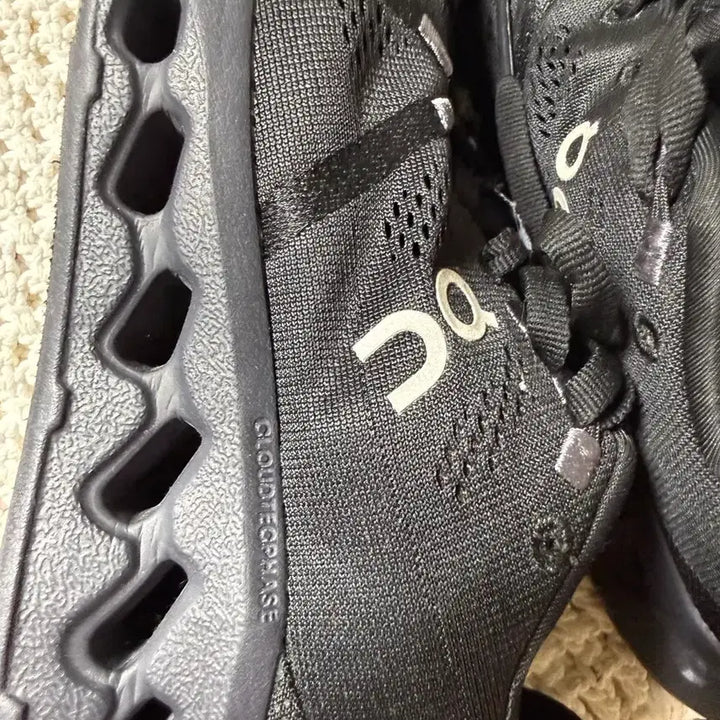 [BUNJANG] OnLearning Cloud Surfer Running Shoes - Black, 230 / 온러닝 클라우드 서퍼 러닝화 블랙 230