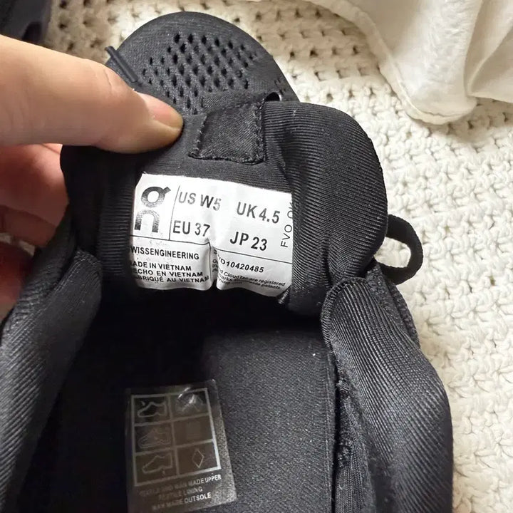 [BUNJANG] OnLearning Cloud Surfer Running Shoes - Black, 230 / 온러닝 클라우드 서퍼 러닝화 블랙 230
