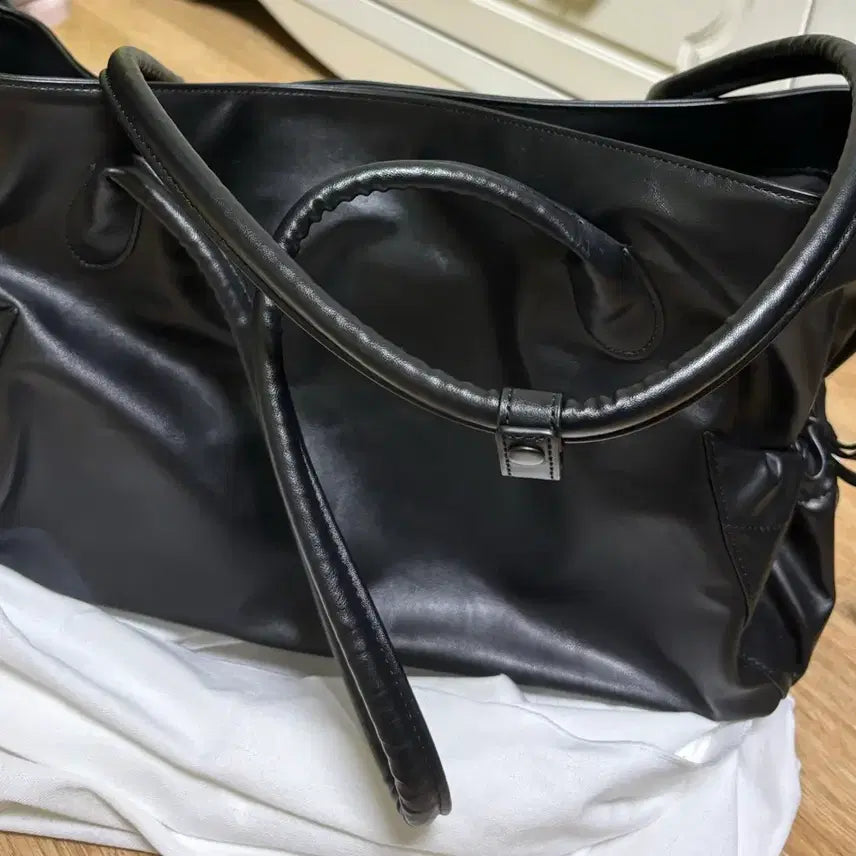 [SOLD OUT] 여밈 포켓 보트백 블랙 pocket boat bag