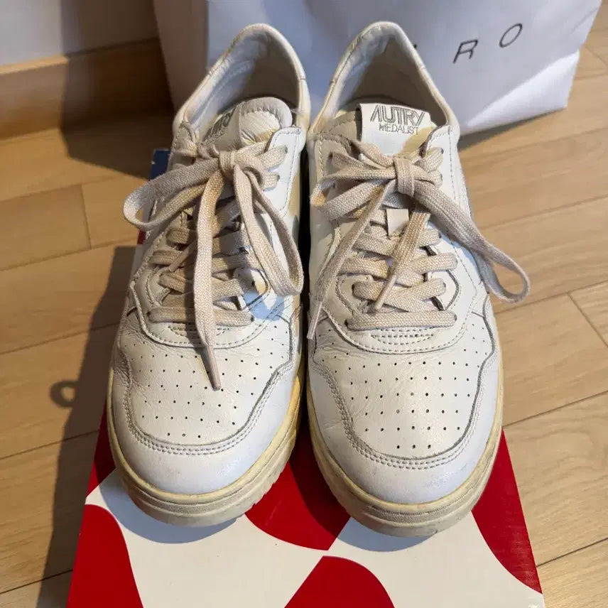 [BUNJANG] AUTRY Medalist White Sneakers Size 44 / (44)오트리 메달리스트 흰색 스니커즈