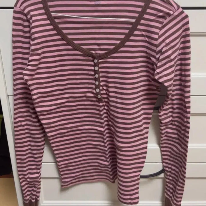 [BUNJANG] 브랜디멜빌 (BRANDY MELVILLE) 롱 슬리브 스트라이프 티셔츠 / 브랜디멜빌 (BRANDY MELVILLE) 롱 슬리브 스트라이프 티셔츠
