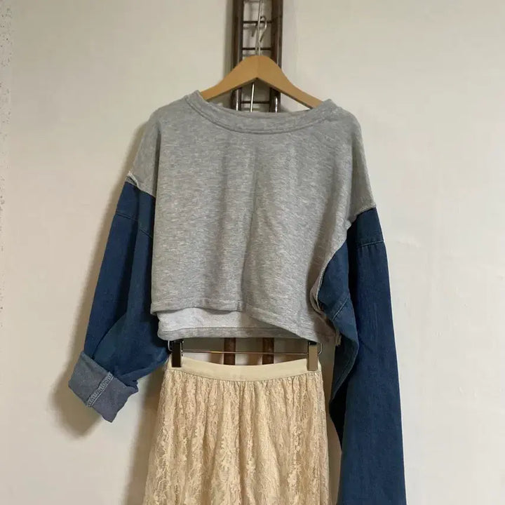 [BUNJANG] Denim Sleeve Boxy Sweatshirt / 청데님 소매 박시 맨투맨티 66-88