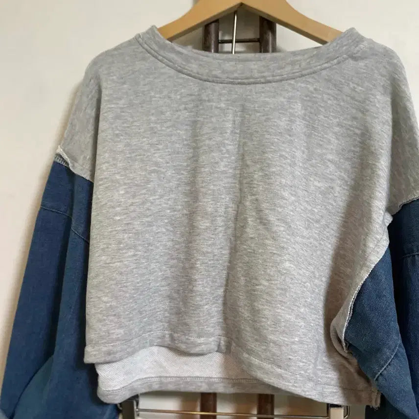 [BUNJANG] Denim Sleeve Boxy Sweatshirt / 청데님 소매 박시 맨투맨티 66-88