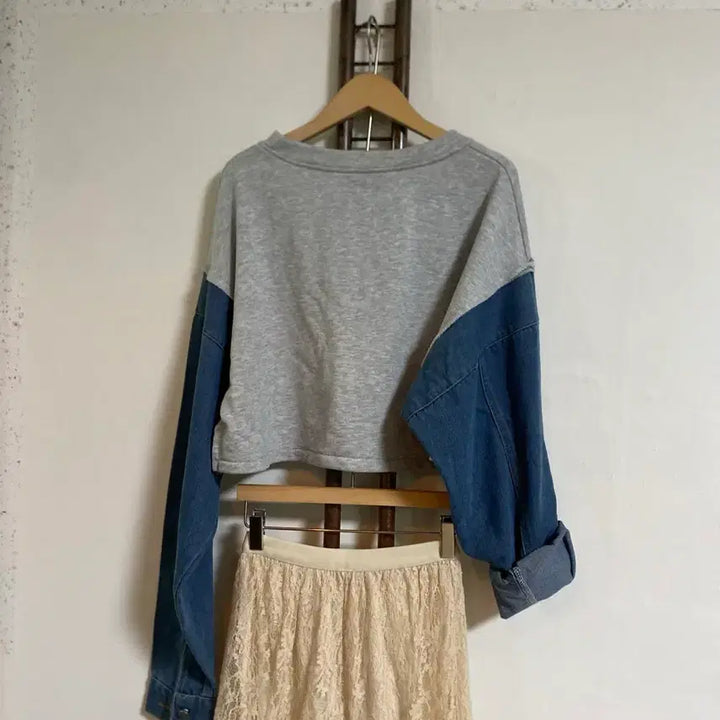 [BUNJANG] Denim Sleeve Boxy Sweatshirt / 청데님 소매 박시 맨투맨티 66-88