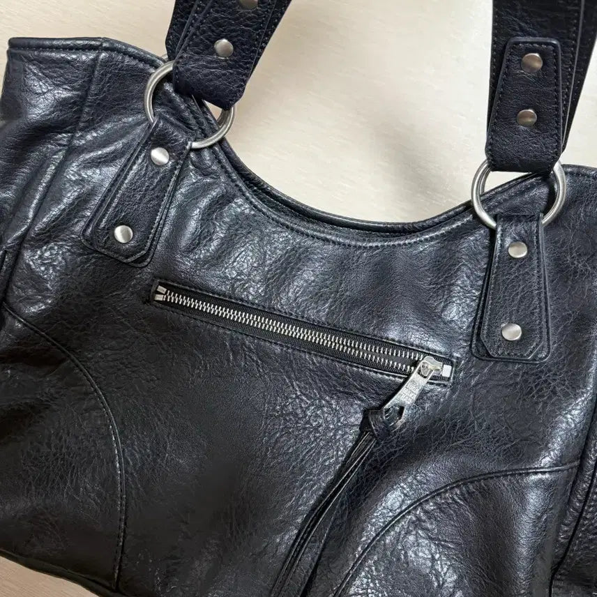 [BUNJANG] Iuka Kamakaras Studded Leather Shoulder Bag / 이우카마카라스 스터드 가죽 숄더백 Studded Leather