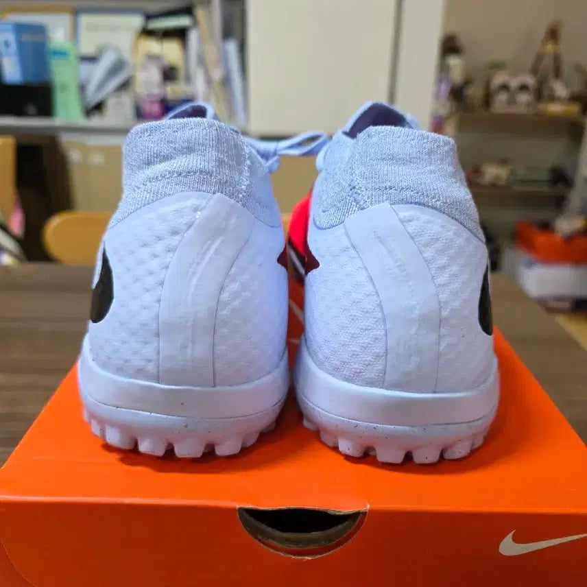 [SOLD OUT] 나이키 팬텀6 하이 아카데미 TF 260 풋살화