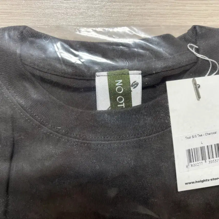 [BUNJANG] Eojjeol Su Ga Eopda Official Merchandise Charcoal T-shirt (L) - Sealed / 어쩔수가 없다 공식 머천다이즈 반팔 티셔츠 L사이즈 미개봉