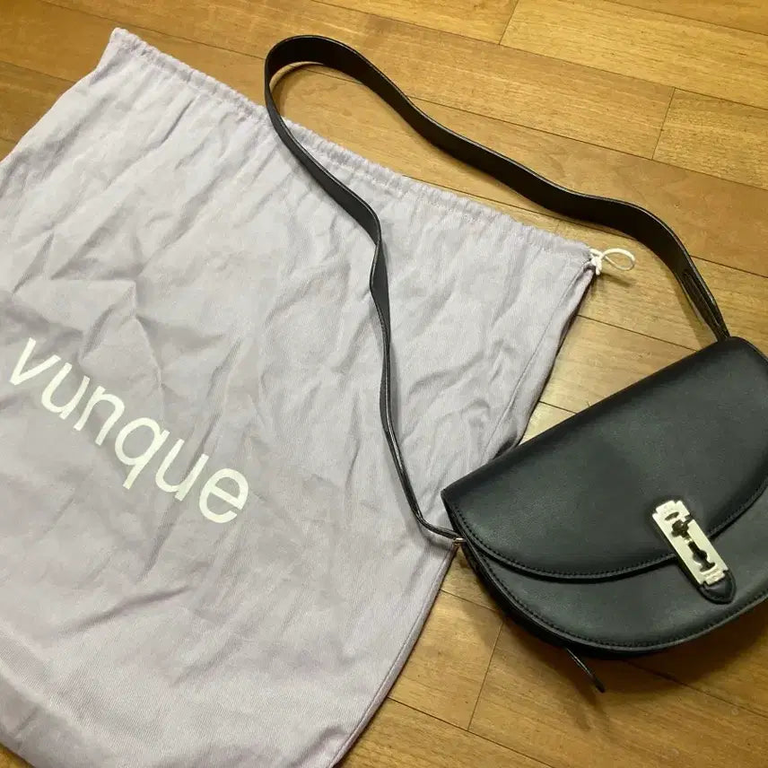 [BUNJANG] Vunque Black Flap Bag / vunque 분크 블랙 플랩백 + 더스트백 택포8만원